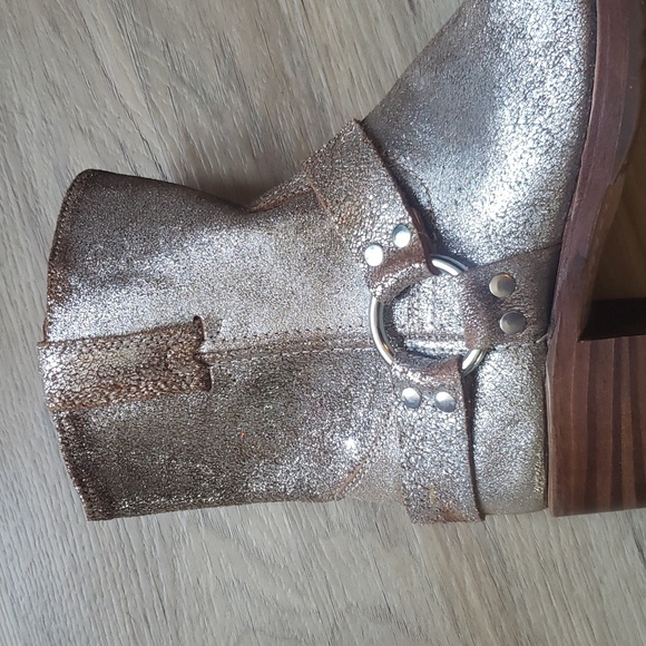 Frye and Co. Rare Distressed Metallic 8R boots. Size 9.5. - Picture 6 of 16